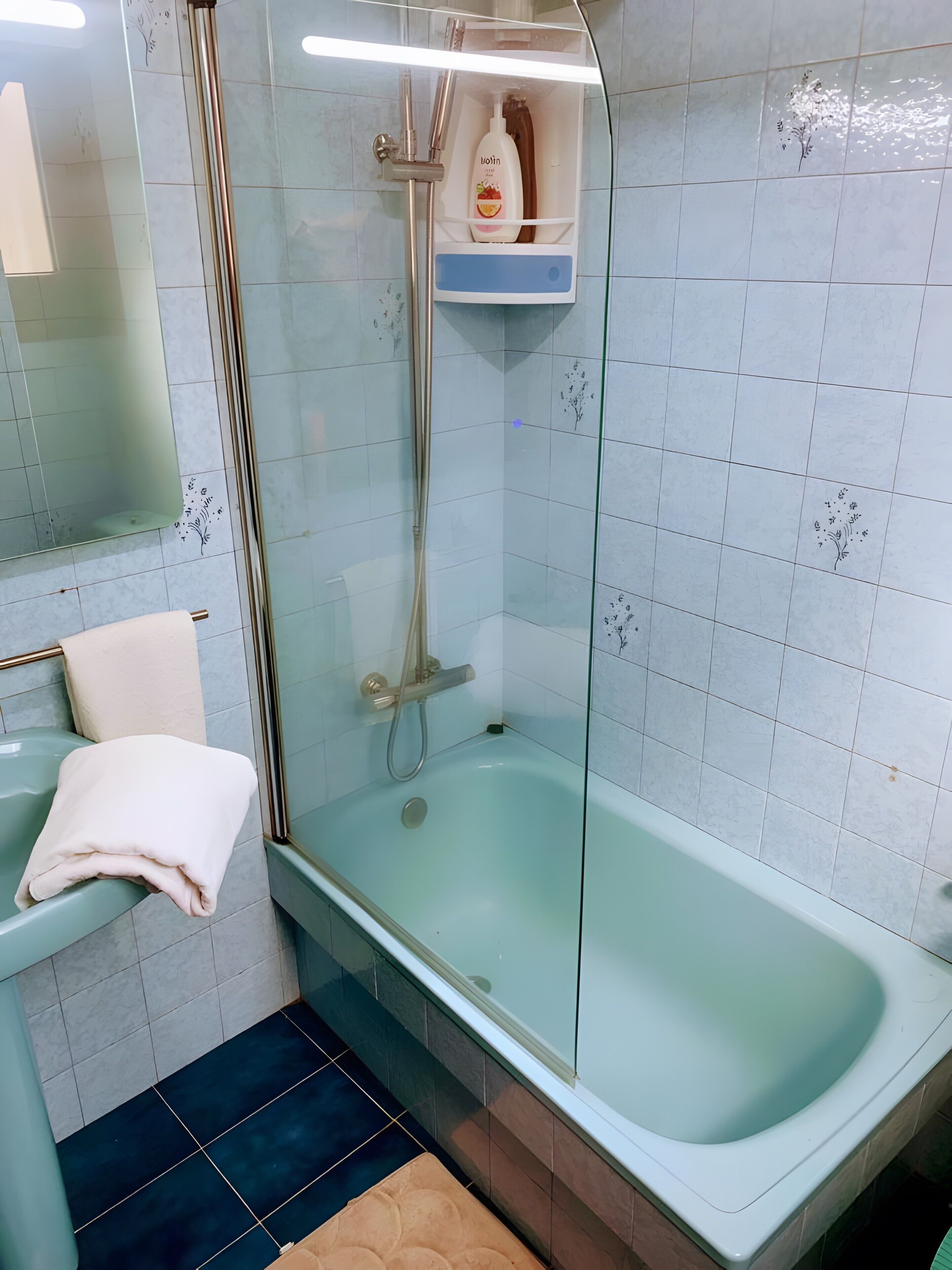 Douche, sèche-cheveux, serviettes fournies