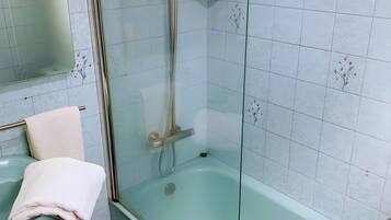 Douche, sĂšche-cheveux, serviettes fournies