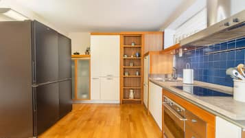 Een koelkast, een magnetron, een oven, een kookplaat