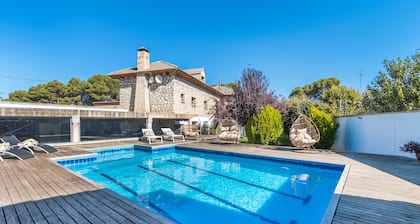 Country House 'Valfonda' with Mountain Views, Wi-Fi and Air Conditioning