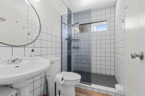 Bruser, hårtørrer, håndklæder, Toiletpapir
