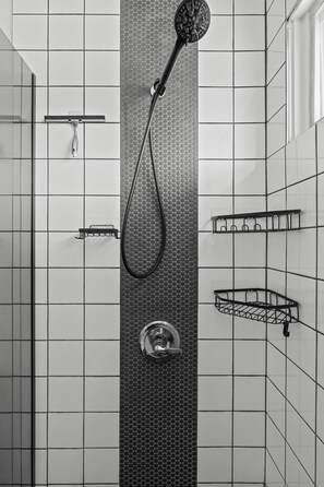 Bruser, hårtørrer, håndklæder, Toiletpapir
