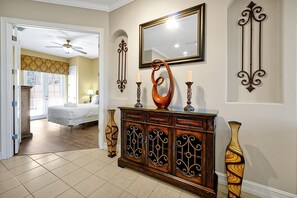 3 slaapkamers, een bureau, een strijkplank/strijkijzer, reisbedje