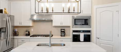 Geladeira, micro-ondas, fogão, cooktop