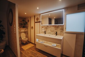 Douche, séchoir à cheveux, serviettes fournies