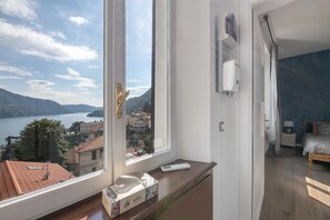 Interior - Room with Lake View at Anita's (Moltrasio)