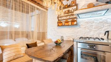 Jääkaappi, uuni, liesi, kahvin-/teenkeitin