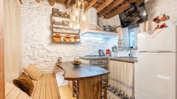 Fridge, oven, stovetop, coffee/tea maker