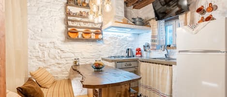 Frigorifero, forno, piano cottura, macchina per tè/caffè