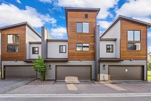 Exterior - New! 30-Day Rental, with communal hot tub & fitness center in Whitefish (Whitefish)