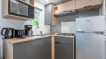 Een koelkast, een microgolfoven, een oven, een kookplaat