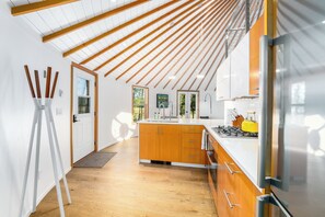 冷蔵庫、電子レンジ、オーブン、コンロ