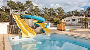 Een binnenzwembad en een verwarmd zwembad