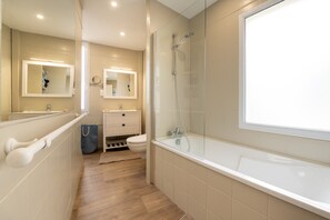 Een douche, een haardroger, handdoeken