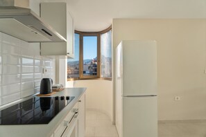 Jääkaappi, mikroaaltouuni, uuni, liesi