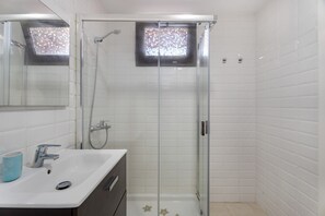 Shower, hair dryer, towels - Vacation 'Ático Home' with Sea View, Balcony and Wi-Fi (Los Cristianos)
