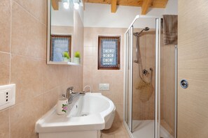 Douche, séchoir à cheveux, serviettes fournies