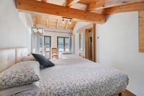 Tabla de planchar con plancha, wifi gratis y ropa de cama 
