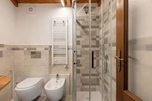 Een douche, een haardroger, handdoeken