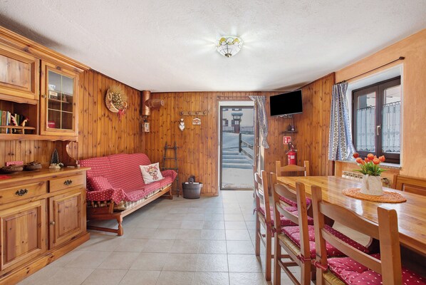 TV - Apartment 'Tillier' with Mountain View and Wi-Fi (Fenis)