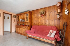 TV - Apartment 'Tillier' with Mountain View and Wi-Fi (Fenis)