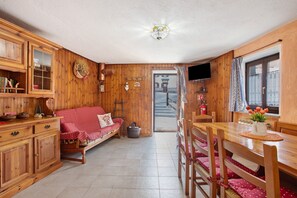 TV - Apartment 'Tillier' with Mountain View and Wi-Fi (Fenis)