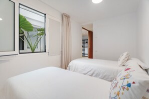 3 slaapkamers, een strijkplank/strijkijzer, gratis wifi, beddengoed