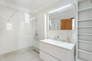 Shower, hair dryer, towels - Vacation Villa 'Spinnaker Playa' with Sea View, Private Terrace and Wi-Fi (Santiago del Teide)