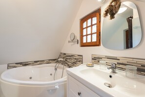 Suihku, hiustenkuivaaja, pyyhkeet