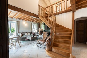 TV, fireplace - Holiday Home 'Ty Sioul - Mountain View' with Mountain View, Private Terrace and Wi-Fi (Aydius)