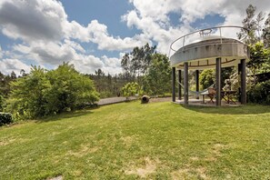 Outdoor dining - Holiday Home 'Quinta Das Cavadas' with Mountain View, Private Pool and Wi-Fi (Canedo)