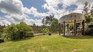 A gazebo with a circular roof and a hammock. - Holiday Home 'Quinta Das Cavadas' with Mountain View, Private Pool and Wi-Fi (Canedo)