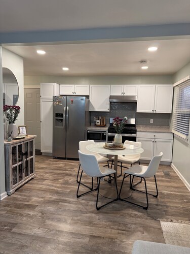 Charming 2-bedroom house with WiFi, AC in lovely Michigan City