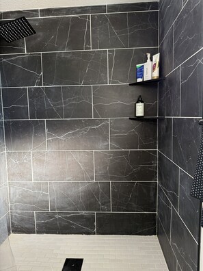 Shower, hair dryer, towels, soap - ‘The Gallery’ Spacious & Modern 4 Bedroom Getaway with Pool (Tampa)