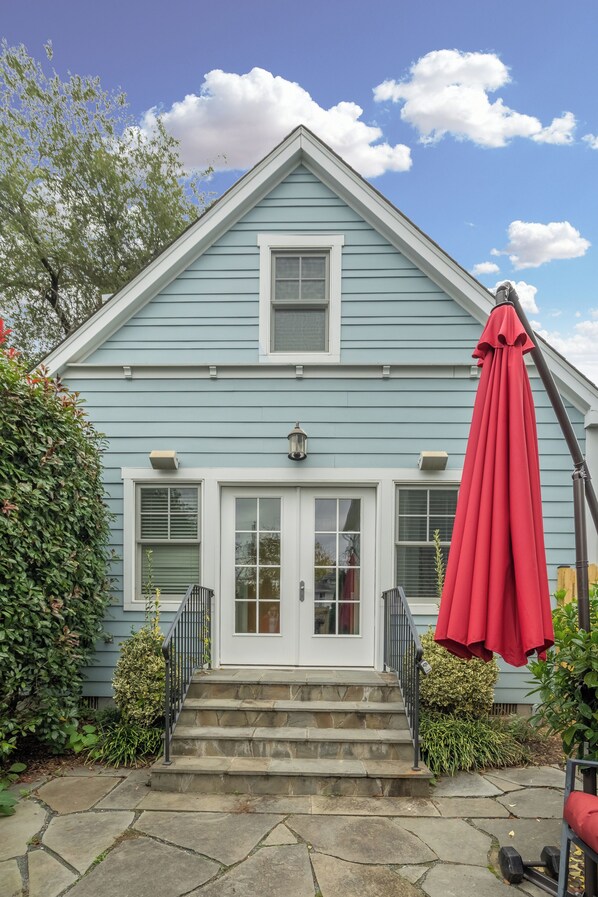 Exterior - Charming Home Minutes From Nation's Capital (Arlington)
