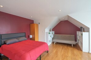 1 bedroom, desk, iron/ironing board, WiFi - Charming Home Minutes From Nation's Capital (Arlington)