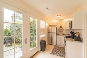 Highchair, paper towels - Charming Home Minutes From Nation's Capital (Arlington)