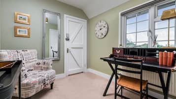 House | 4 bedrooms, individually decorated, individually furnished, desk