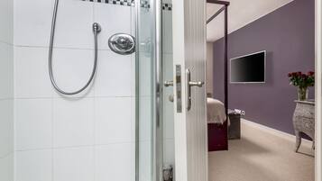 House | 4 bedrooms, individually decorated, individually furnished, desk