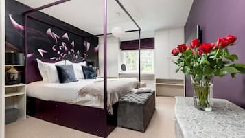 House | 4 bedrooms, individually decorated, individually furnished, desk