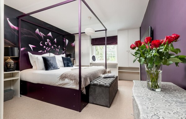 House | 4 bedrooms, individually decorated, individually furnished, desk