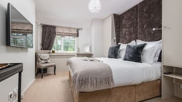 House | 4 bedrooms, individually decorated, individually furnished, desk