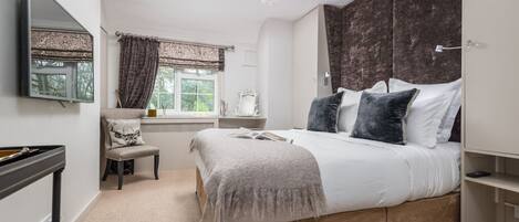 House | 4 bedrooms, individually decorated, individually furnished, desk