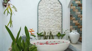 Vila, 1 kamar tidur, kolam renang pribadi | Kamar mandi | Bathtub dan shower terpisah dan perlengkapan mandi gratis