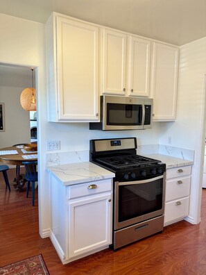 Køleskab, mikrobølgeovn, ovn, kogeplade