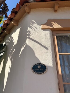A building with a plaque indicating it is a historic resource built in 1930.