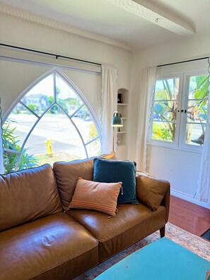 Smart TV, books, stereo - Charming, Historic 2-bedroom house in Coronado (Coronado)