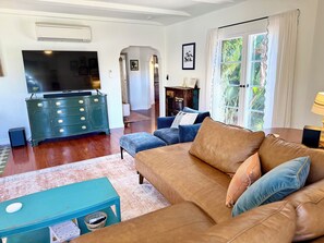 Smart-tv, bøger, stereoanlæg