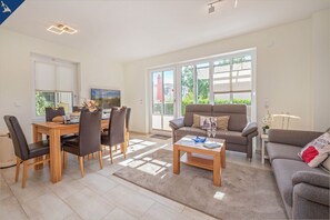 TV, fireplace, DVD player, stereo - Home port on lakes & sea - Modern vacation home in Korswandt with large garden (Korswandt)