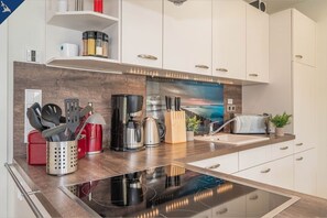 Fridge, microwave, oven, stovetop - Home port on lakes & sea - Modern vacation home in Korswandt with large garden (Korswandt)